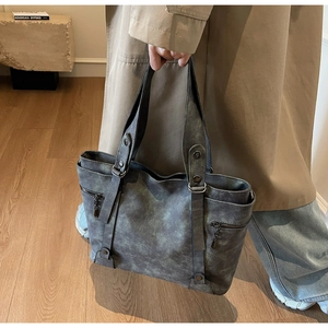 Detail der Vintage-Tragetasche in Graublau mit seitlichen Reißverschlüssen und Beschlägen