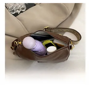 Vue de dessus de l'intérieur du sac cylindre marron rétro avec parapluie et mobile