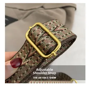 Détail de la bandoulière réglable en tissage géométrique avec boucle rétro en laiton
