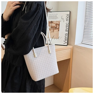 Dettaglio della borsa tote intrecciata bianca che mostra la trama e il motivo della pelle