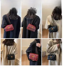 Détails de sacs à main matelassés en rouge et noir avec bandoulières en chaîne et fermoirs