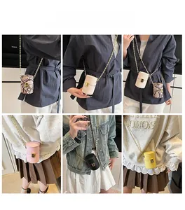 Vues détaillées de mini sacs cylindres en textures d'autruche et serpent avec chaîne dorée