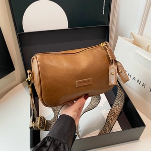 Sac Boston rétro marron en similicuir texturé avec bandoulière tissée colorée chic