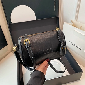 Sac cylindre noir chic avec ferrures dorées en boîte cadeau, sac à bandoulière élégant