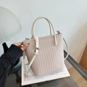 Elegante borsa a secchiello intrecciata crema con doppi manici e tracolla regolabile