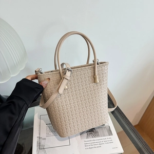 Grande borsa tote intrecciata beige con doppi manici e tracolla per uso quotidiano