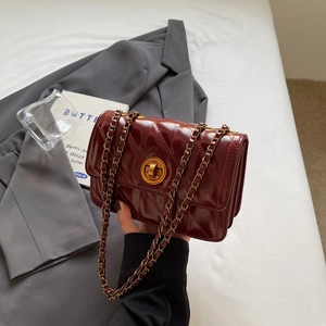 Sac bandoulière bordeaux matelassé rétro avec chaîne dorée et boucle en métal