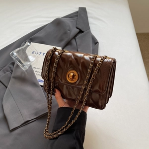 Sac à bandoulière classique en cuir matelassé marron avec fermoir tournant doré et chaîne