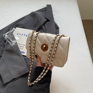 Sac bandoulière élégant matelassé crème avec bandoulière chaîne et fermoir pivotant