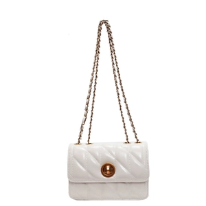 Sac à bandoulière matelassé blanc classique avec chaîne dorée et fermoir pivotant