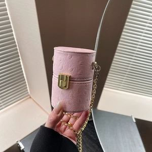 Mini sac cylindre rose motif autruche avec fermoir doré et bandoulière en chaîne