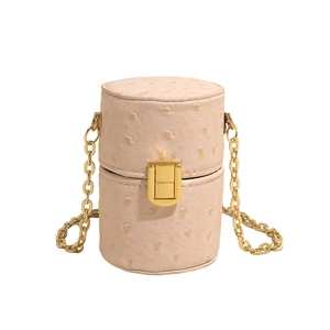 Mini sac cylindrique rose texture autruche avec bandoulière chaîne dorée chic