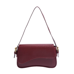 Sac à épaule bordeaux chic avec motif lézard, base incurvée et détails dorés