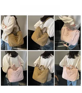 Vue détaillée du sac cabas en toile kaki et rose avec grande capacité et bandoulière
