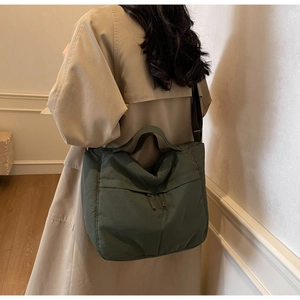Détail du sac fourre-tout en nylon vert armée avec fermetures éclair et bandoulière