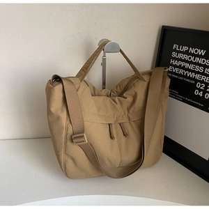 Détail du grand sac cabas en nylon kaki avec bandoulière réglable et poches zippées