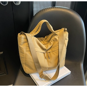 Détail d'un grand sac cabas matelassé kaki avec doubles poignées et large bandoulière