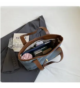 Vue intérieure du grand sac cabas montrant l'espace pour parapluie et poche zippée pratique