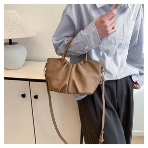 Détail du sac nuage froncé marron en cuir texturé avec bandoulière réglable et dorée