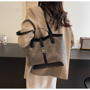 Vue détaillée d'un grand sac cabas avec texture mate vintage et boucle dorée sur modèle