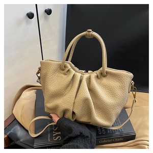 Détail du sac cabas plissé beige avec texture litchi et crochets en métal vintage
