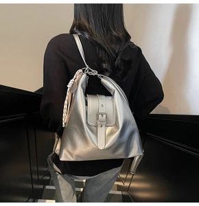 Vue de dos d'un sac bandoulière argenté métallisé avec design haute capacité et fini lisse