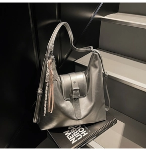 Détail du sac hobo argenté avec texture plissée et breloque raquette de tennis