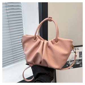 Vue détaillée du sac plissé rose avec texture lychee et œillets métalliques élégants