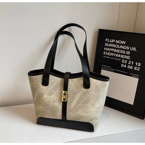 Vue détaillée du grand sac cabas en toile à texture marbre avec fermoir rotatif doré