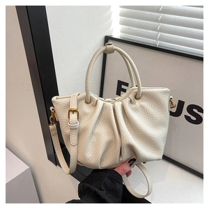 Détail du sac nuage plissé blanc avec cuir texturé et accessoires dorés brillants