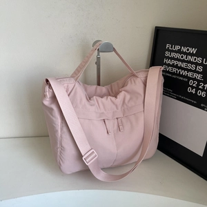 Sac fourre-tout en nylon rose matelassé avec bandoulière réglable et grande capacité