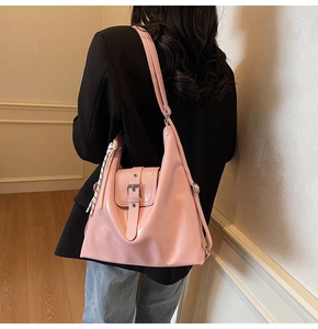 Détail du sac cabas en cuir verni rose avec foulard en soie et boucle métallique