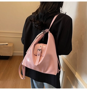 Vue détaillée du dos d'un sac bandoulière en cuir verni rose avec boucle