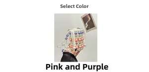 Détail du sac à main fait main en perles blanches avec des accents roses et violets