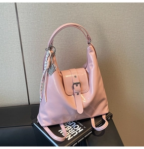Détail du sac cabas rose en similicuir avec foulard décoratif et boucle en métal