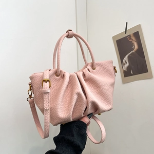 Sac à bandoulière en cuir plissé rose avec ferrures dorées et bandoulière amovible