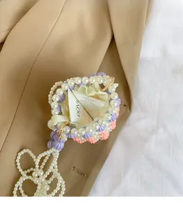 Détail du sac à main en perles tissées montrant la pochette intérieure et l'anneau