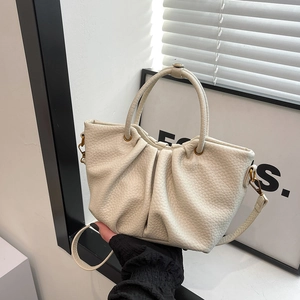 Sac à main plissé blanc crème chic avec détails dorés et texture cuir élégante