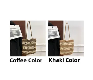 Détail du sac cabas en paille fait main avec motifs ajourés et rayures café et kaki