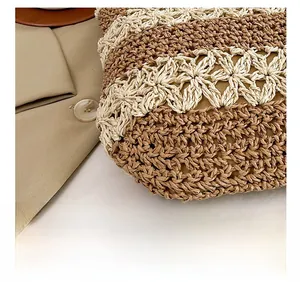 Détail du sac cabas tissé main montrant le motif de crochet floral et la texture bicolore