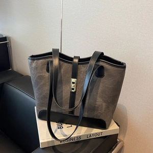 Grand sac cabas business en toile grise et cuir noir avec fermoir rotatif doré élégant