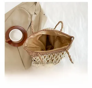 Vue détaillée de l'intérieur spacieux du sac en paille avec fermeture éclair