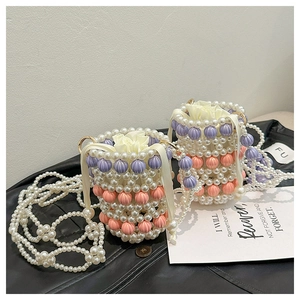 Détail du sac seau en perles fait main avec rayures mauves et doublure à cordon