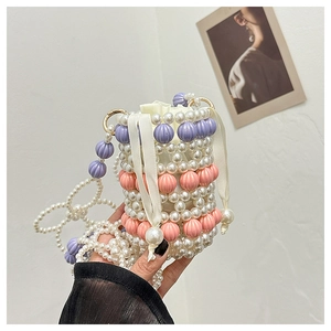 Détail d'un sac seau en perles fait main avec rayures violettes et doublure à cordon