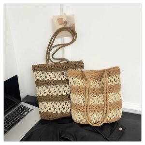 Gros plan détaillé de sacs cabas en paille tressée avec motifs rayés et accents floraux