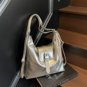 Sac hobo argenté métallisé avec bandoulière réglable et détails de boucles élégants
