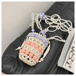 Vue détaillée des perles tissées et des perles lavande avec cordon de serrage sur mini sac