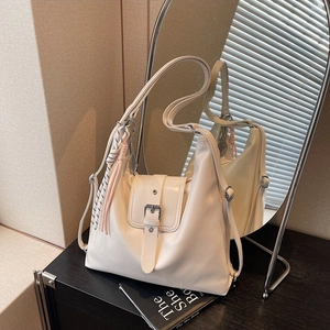 Sac hobo blanc crème avec bandoulière en cuir et pendentif à pompon décoratif