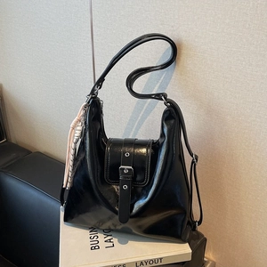 Sac à main noir brillant en similicuir avec boucle décorative et double bandoulière