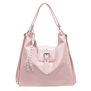 Sac hobo en cuir verni rose avec boucle argentée et décoration de corde tressée